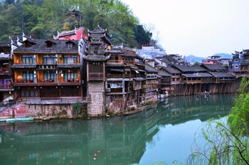  張家界國(guó)家森林公園、黃龍洞、鳳凰古城九景三晚四日游